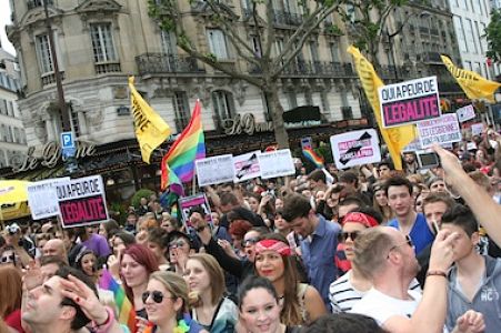 Le 25 juin 1977 est organisée à Paris la première manifestation homosexuelle indépendante, de la place de la République à la place des Fêtes, en réaction à l’appel d’Anita Bryant, « tuer un homosexuel pour l’amour du Christ ». Il y a à nouveau des manifestations en 1979 et en 1980 à l’appel du CUARH (Comité d’Urgence Anti-Répression Homosexuelle), contre « les discriminations anti-homosexuelles ».