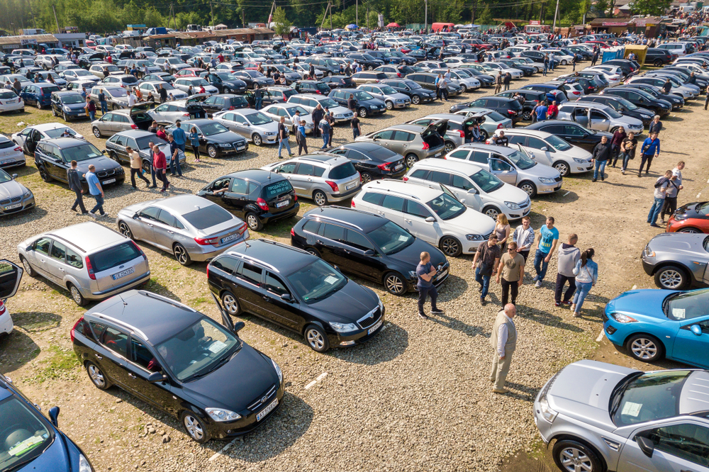 La transition écologique impose des transformations nécessaires mais parfois brutales dans le secteur automobile. Les Zones à Faibles Émissions (ZFE), instaurées dans plusieurs grandes villes, interdisent progressivement l’accès des véhicules les plus anciens et les plus polluants. Si ces mesures visent à réduire la pollution de l’air, elles ont aussi des conséquences sociales importantes.